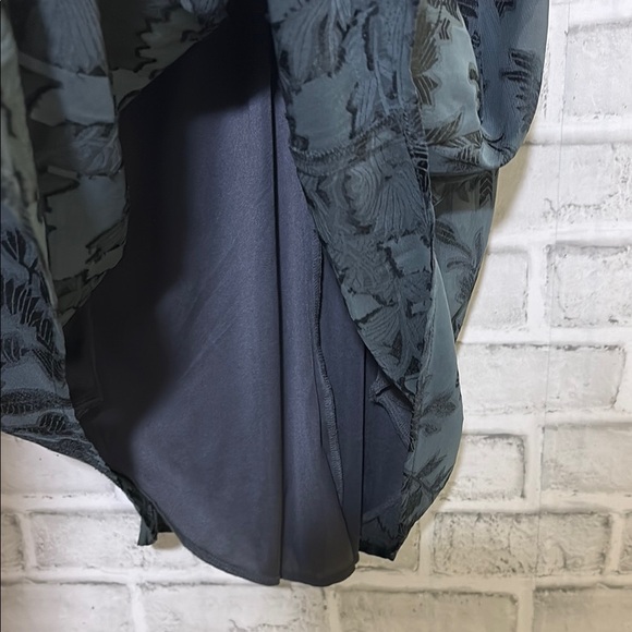 ASTR Black and Gray Floral blouse NWT size small - Picture 10 of 10